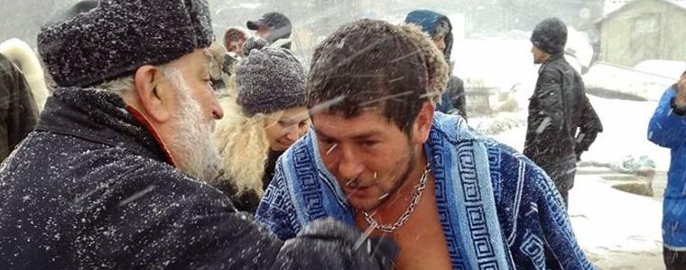 Рибар извади кръста от морето в с. Крапец