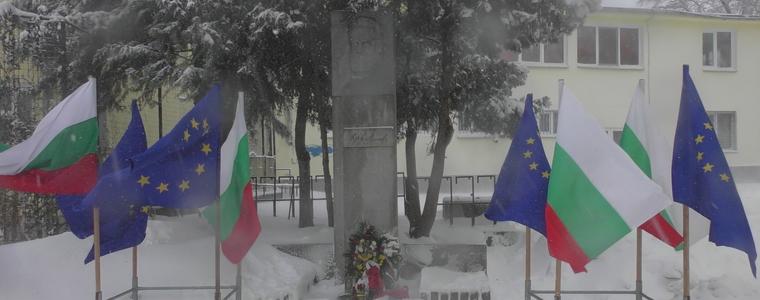 С венци и цветя почетоха рождението на Ботев (ВИДЕО)