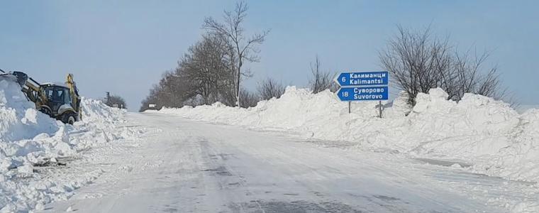 Двуметрови преспи край пътя Добрич – Варна днес (ВИДЕО)
