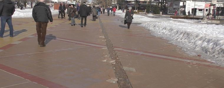 Граждани на Добрич: Плочките в центъра са трето качество, не са устойчиви на ниски температури(ВИДЕО)