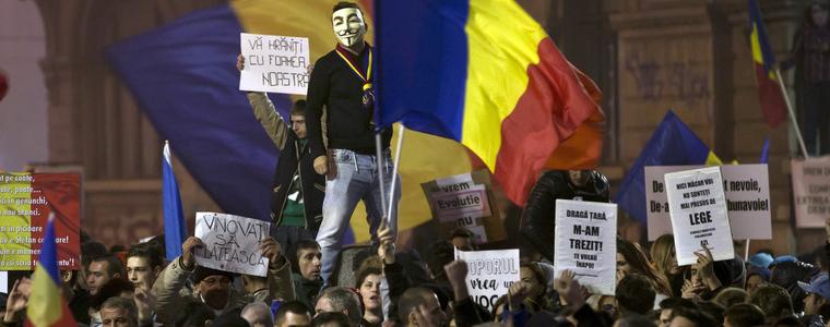 Хиляди румънци направиха национален флаг с телефоните си (ВИДЕО)
