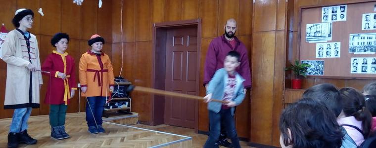 Ученици от ОУ „Христо Ботев” пресъздадоха българските традиции чрез представление