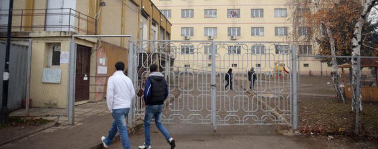 Мигранти продават храната, която получават от държавата 