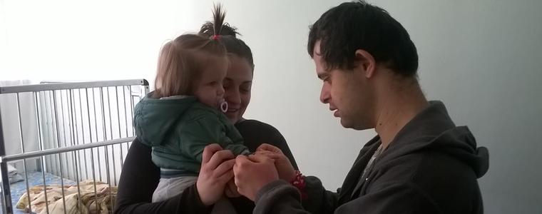 Потребители от Дневен център за възрастни с увреждания  закичиха с мартеници деца в МБАЛ-Добрич
