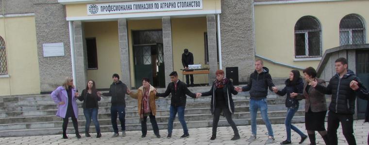 Ученици от ПГАС ще раздават мартеници на различни места в Добрич