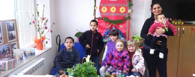 Деца и родители боядисваха яйца в Общностен център за деца и семейства в Добрич