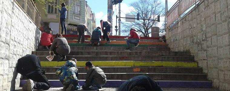 Деца оцветиха стълпите на подлеза до парка  