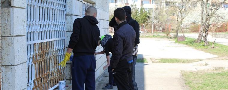 Младежи освежиха и почистиха района около СУ "Любен Каравелов"