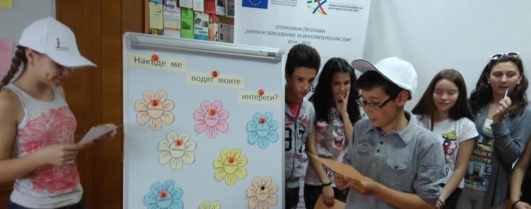 Центърът за кариерно ориентиране показва картини, разкази и интервюта в изложба