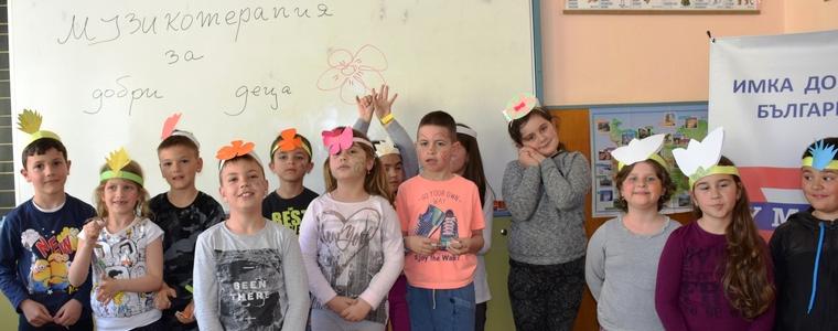 „Музикотерапия за добри деца“ отново зарадва първокласници от ОУ „Христо Ботев“ 