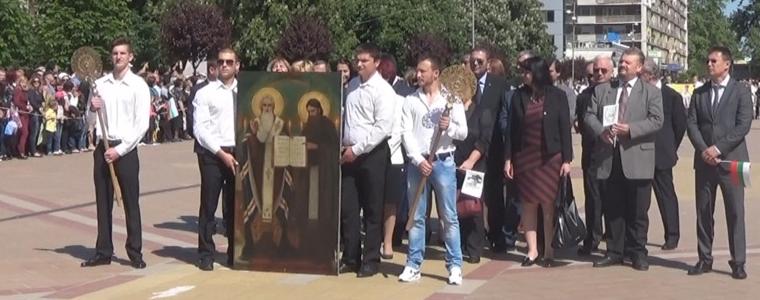 Празнично шествие в Добрич със 100-годишна икона на първоучителите /ВИДЕО/