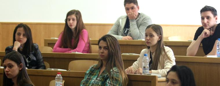 Кандидатите за СУ пишат на тема "Истината ражда ненавист, а подлизурството - приятели"