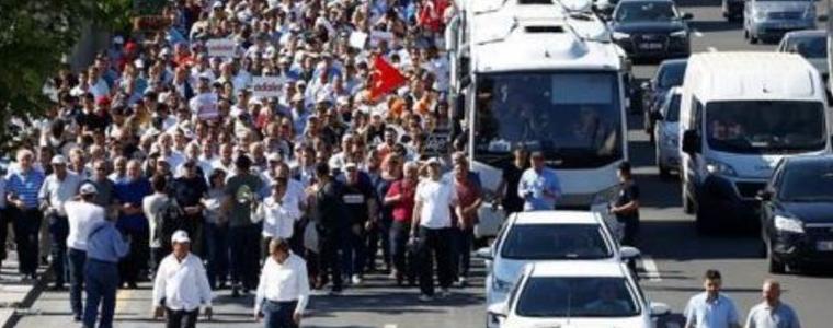 Протестният поход на опозицията в Турция се разраства