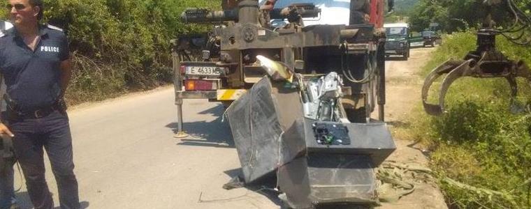 Крадци издърпаха банкомат с джип, той излетя с парите в дерето