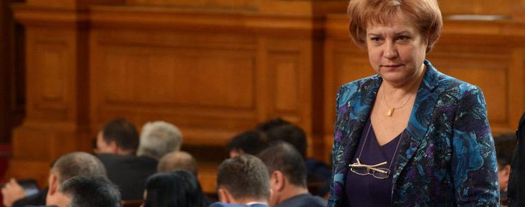 Менда Стоянова: Администрацията е поне с 30% по-голяма от необходимото