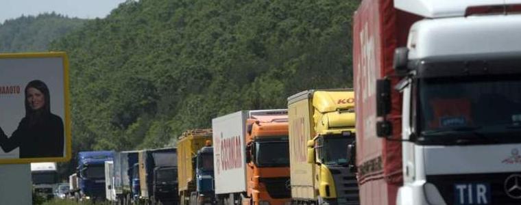 Свалят винетките за колите, вдигат ги за камионите