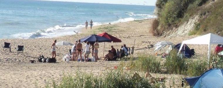 Арестуваха българи за палатки на плажа в Гърция
