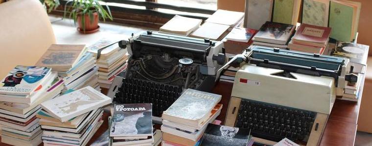 Областният управител дари книги от личната си библиотека на Регионален исторически музей