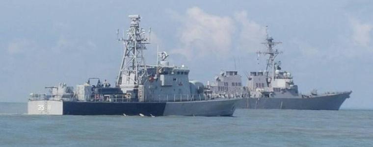 След сблъсък на американски военен кораб с танкер се издирват десет моряци, има и ранени