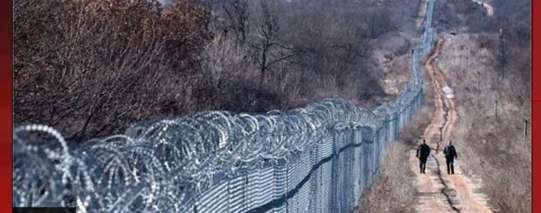 Би Би Си: Мигрантите влизат в България от Турция по стълби от двете страни на оградата