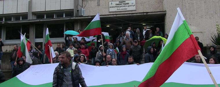 Земеделците изкараха техника, за да кажат „Не на добива на газ в Добруджа!”, рокери ги подкрепиха (ВИДЕО)