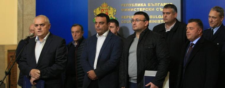 Всеки автобус с видеорегистратор и предпазни колани за пътниците