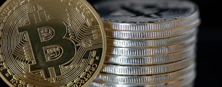 Биткойнът се срина под 13 000 долара