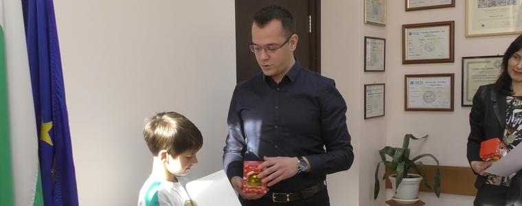 Кметът награди победителите в конкурса за коледна картичка(ВИДЕО)