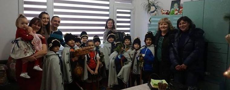 Коледари от ДГ №10 ”Слънчице” наричаха за здраве и берекет в офиси и домове