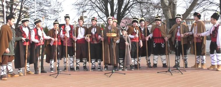 Коледари поздравиха добричлии на площада (ВИДЕО)