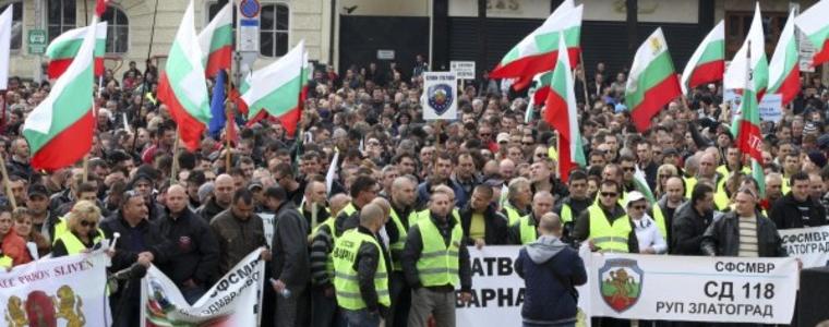 Полицаите пак стягат редиците, готвят протест на границите