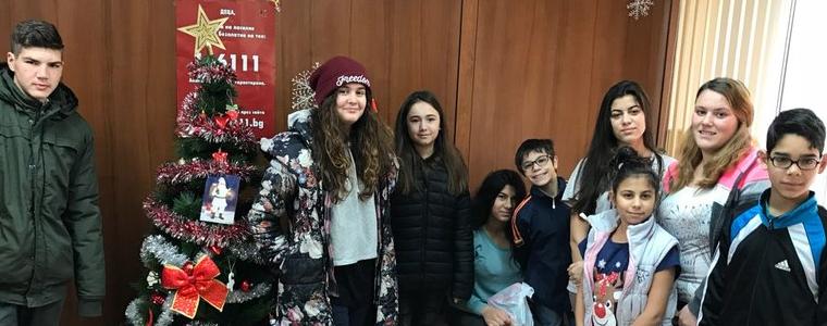 Шестокласници зарадваха деца от Центрове за настаняване от семеен тип