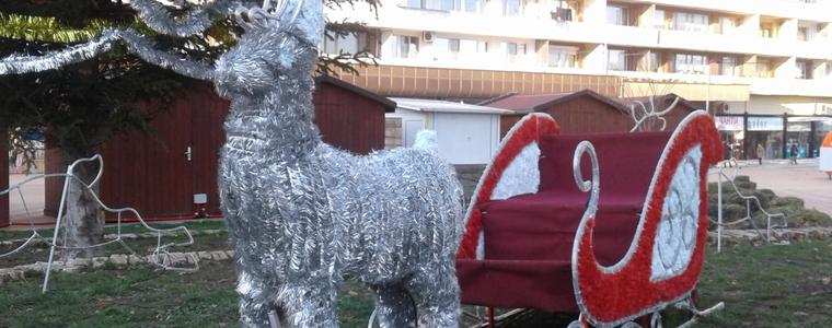 Вандали посегнаха и на Коледната шейна в центъра на Добрич
