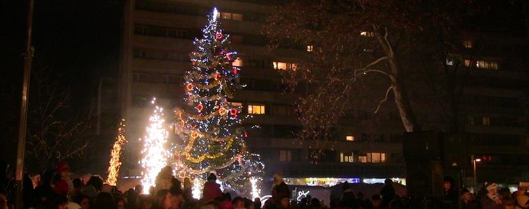 Запалиха светлините на  елхата в Добрич (ВИДЕО)
