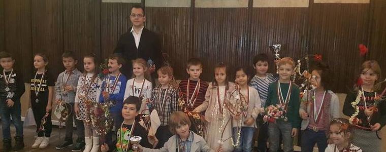 Малки шампиони от детските градини в Добрич на среща с кмета 