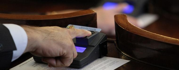 Мнозинството преодоля първия вот на недоверие срещу кабинета