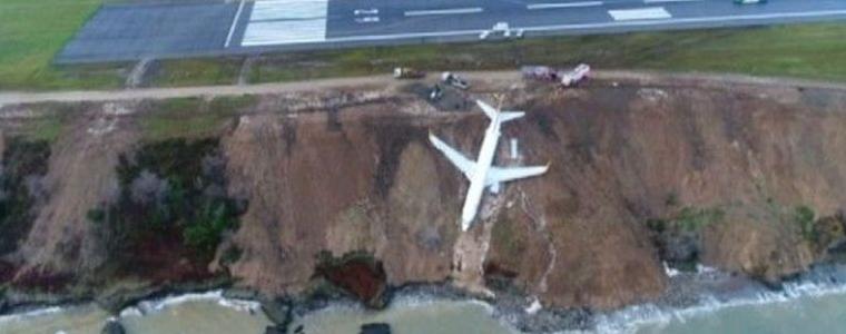Пътнически самолет излезе от пистата и спря на метри преди да падне в Черно море