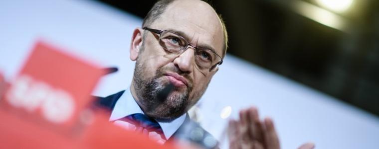 Социалдемократите решават за коалиция с Меркел