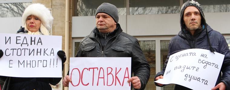 Студът не спря добричлии, протестът срещу по-висока цена на водата ще стигне до София (ВИДЕО)