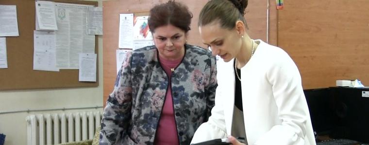 ЕГ „Гео Милев” получи като дарение мултимедии и лаптопи от фондация „Крис Алекс” (ВИДЕО)