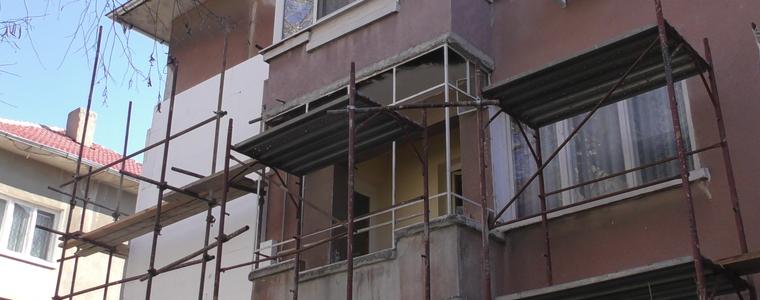 Инспекцията по труда проверява саниращи фирми. На ул. "Захари Стоянов" са доволни от строителите (ВИДЕО)