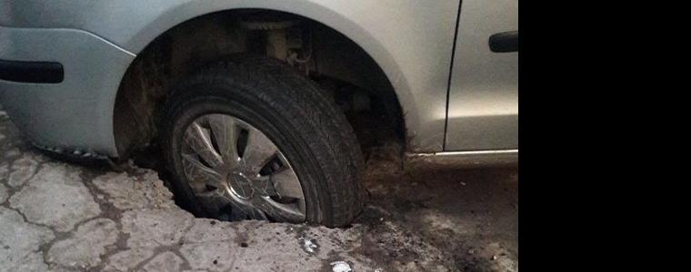 Кола потъна в дупка на улица в Добрич