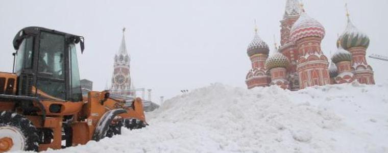 Москва е затисната под "снеговалежа на века"