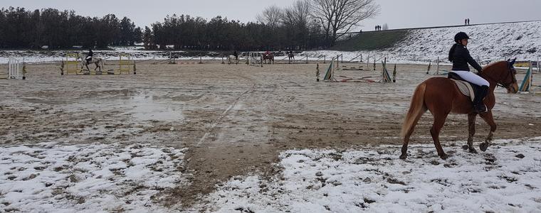 Над 20 жокея и 15 коня се включиха в празничното състезание на Тодоровден (ВИДЕО)