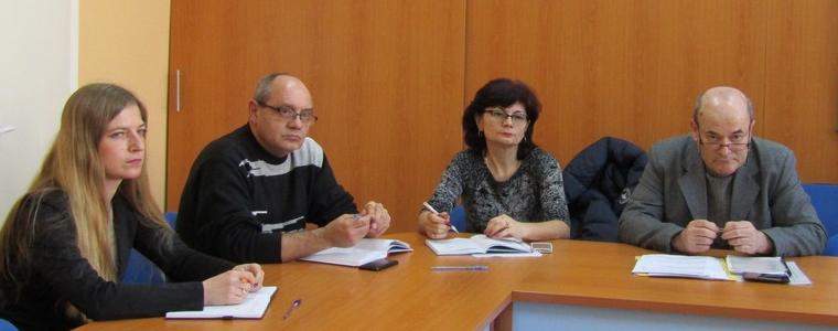 Умрелите животни от кравефермата в Славеево ще бъдат извозени до екарисаж утре (ВИДЕО)