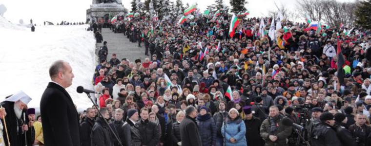 Хиляди изкачиха връх Шипка за 140-та годишнина от Освобождението на България