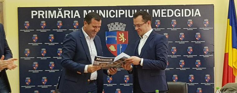 Кметовете на Добрич и Меджидия подписаха споразумение за подобряване на пътната инфраструктура между двете общини
