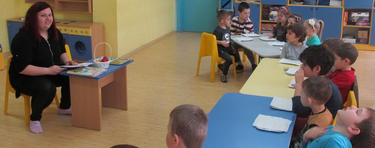 Библиотечни специалисти представиха  великденските традициите  пред деца от ДГ „Слънчице”