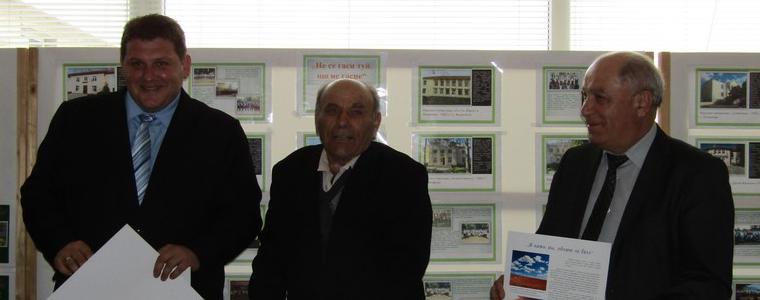 Изложба „Не се гаси, туй що не гасне“ гостува в Областна администрация