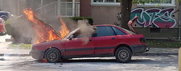 Кола се запали в центъра на Добрич (ВИДЕО)